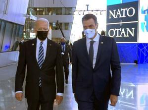 El presidente del Gobierno, Pedro Sánchez, y el presidente de Estados Unidos, Joe Biden, el pasado 14 de junio durante su breve encuentro en Bruselas, en la cumbre de la OTAN.