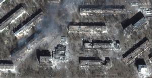Imagen vía satélite de una zona residencial de Mariúpol tras el ataque de las tropas rusas.