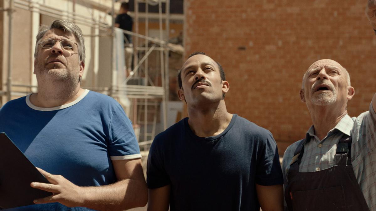 Fotograma de la película ’Sis dies corrents’, de Neus Ballús, con los actores no profesionales Valero Escolar, Mohamed Mellali y Pep Serrà.