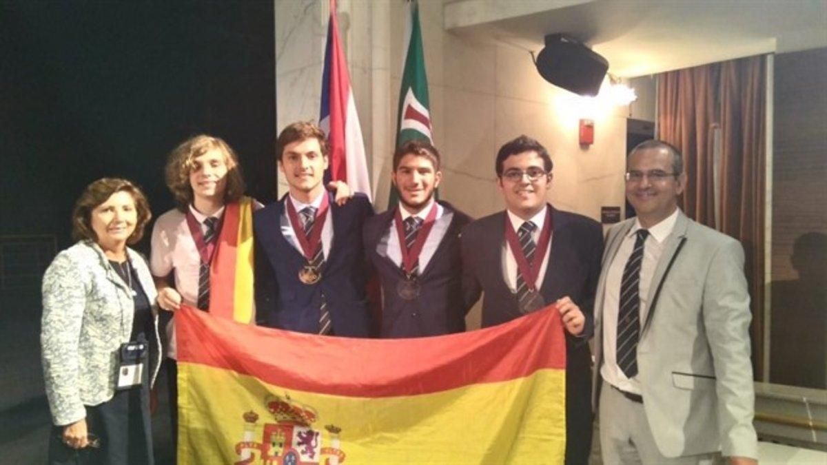 El ganador de la Olimpiada de Física junto a la delegación española. El ganador de la Olimpiada de Física junto a la delegación española.