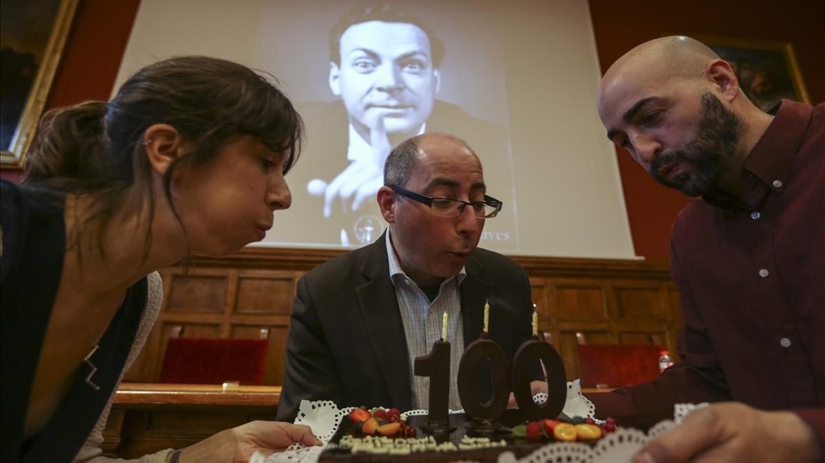 David Kaiser (en el centro), historiador de la ciencia del MIT, experto en Richard Feynman (en la pantalla), el genial fisico cuyo centenario se celebra este ano. David Kaiser (en el centro), historiador de la ciencia del MIT, experto en Richard Feynman (en la pantalla), el genial fisico cuyo centenario se celebra este ano.
