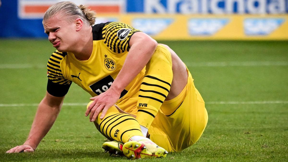 Haaland, dolorido en el césped durante el partido contra el Hoffenheim.