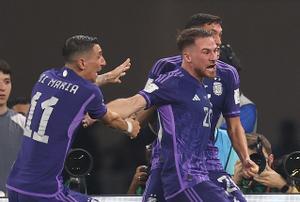 -FOTODELDÍA- GR3009. DOHA (CATAR), 30/11/2022.- Alexis Mac Allister (d) de Argentina celebra un gol hoy, en un partido de la fase de grupos del Mundial de Fútbol Qatar 2022 entre Polonia y Argentina en el Estadio 974 en Doha (Catar). EFE/Juan Ignacio Roncoroni