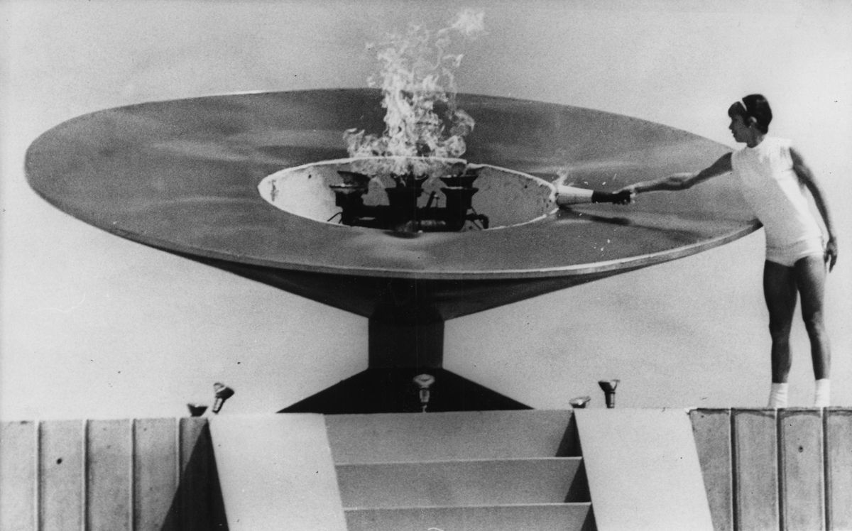 Enriqueta Basilio, encendiendo el pebetero de México 1968. Enriqueta Basilio, encendiendo el pebetero de México 1968.