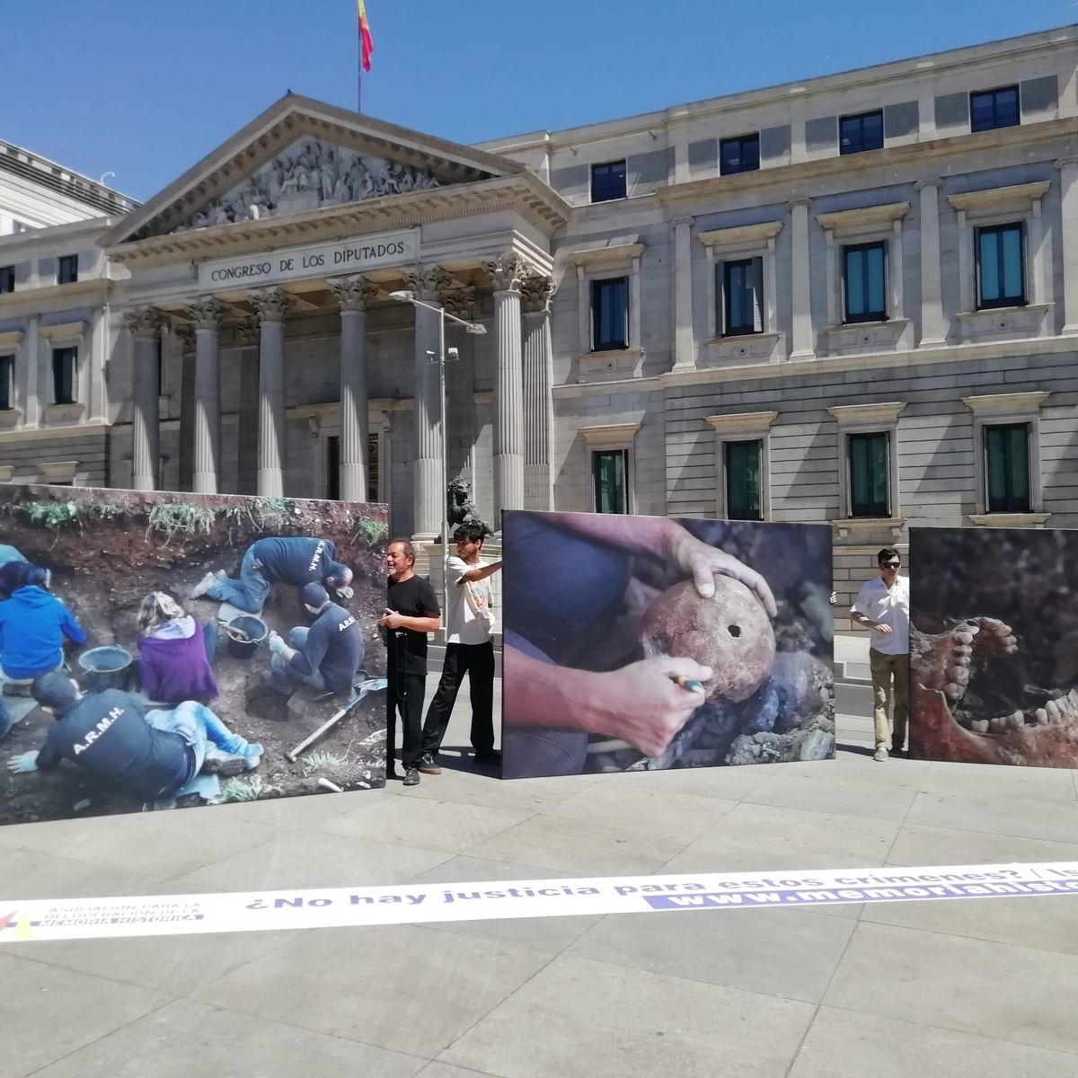 Miembros de la Asociación para la Recuperación de la Memoria Histórica han mostrado este martes imágenes de exhumaciones a las puertas del Congreso. 05-07-22 Miembros de la Asociación para la Recuperación de la Memoria Histórica han mostrado este martes imágenes de exhumaciones a las puertas del Congreso. 05-07-22