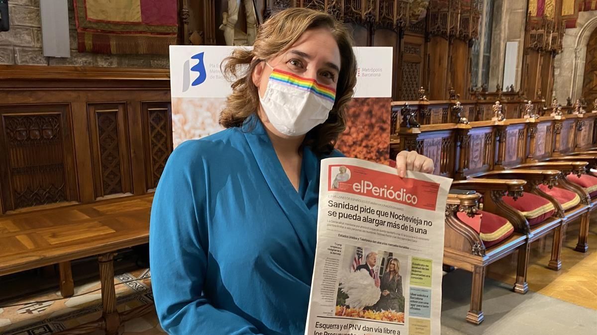 La alcaldesa Ada Colau sostiene un ejemplar con el nuevo diseño de EL PERIÓDICO La alcaldesa Ada Colau sostiene un ejemplar con el nuevo diseño de EL PERIÓDICO