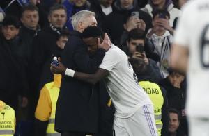 Ancelotti se abraza con Vinicius en un partido del Real Madrid. 