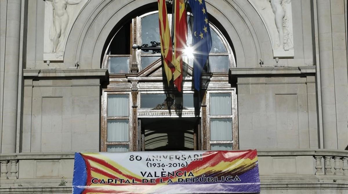 Pancarta conmemorativa en el Ayuntamiento de Valencia como capital de la Segunda República, colgada en la fachada principal del consistorio.