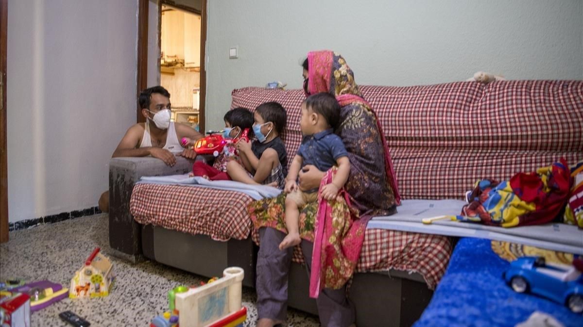 Sara, su marido y sus tres hijos permanecen en su piso bajo la amenaza de un posible desahucio. Sara, su marido y sus tres hijos permanecen en su piso bajo la amenaza de un posible desahucio.