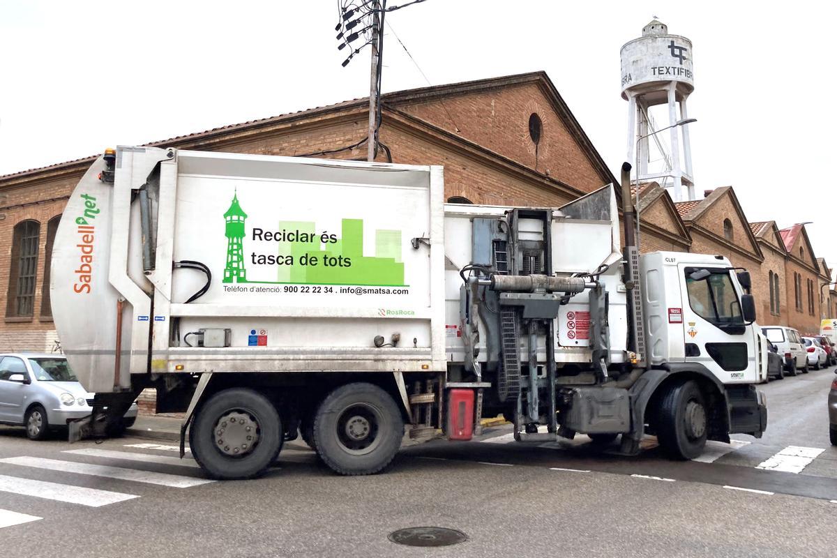 Un camión de la empresa Smatsa recogiendo las basuras en el barrio de Gràcia de Sabadell