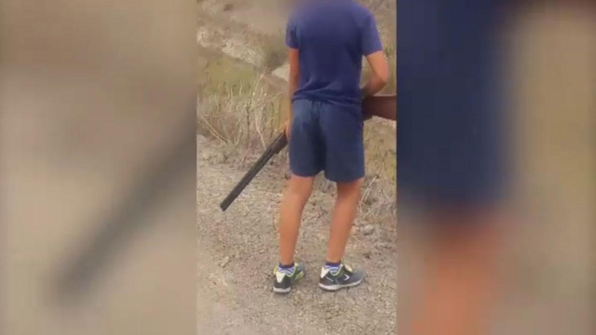 Investigan a un cazador por incitar a su hijo menor de edad a disparar contra aves protegidas.