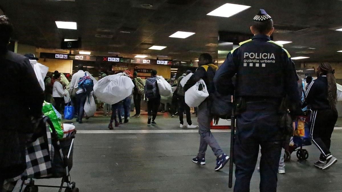 La Guardia Urbana desaloja a los manteros del vestibulo de la estación de Renfe de Plaça de Catalunya, esta martes por la tarde. La Guardia Urbana desaloja a los manteros del vestibulo de la estación de Renfe de Plaça de Catalunya, esta martes por la tarde.