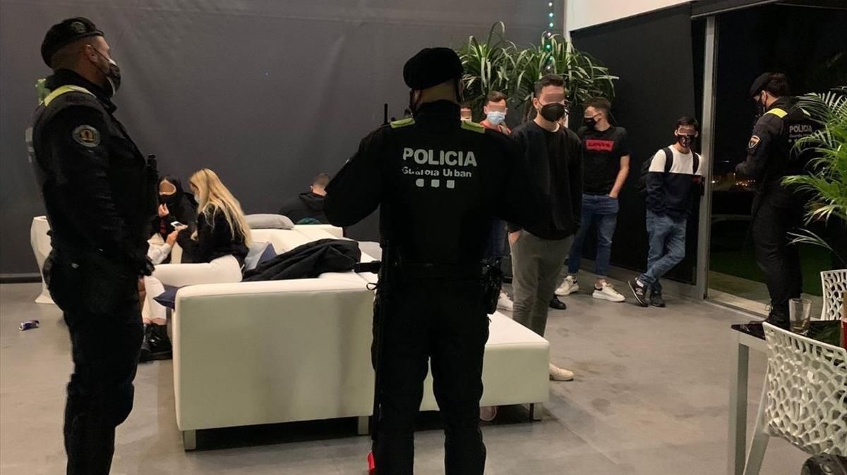 La Guardia Urbana de Badalona desmantelando la fiesta ilegal en una torre de lujo. La Guardia Urbana de Badalona desmantelando la fiesta ilegal en una torre de lujo.