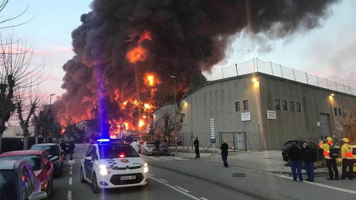 Incendio en la nave industrial de Montornès del Vallès