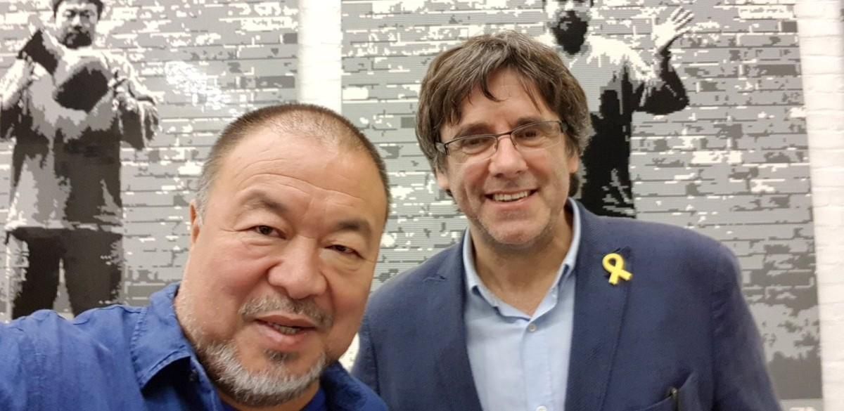 La foto de Carles Puigdemont y Ai Weiwei que el ’expresident’ ha publicado en su cuenta de Twitter. La foto de Carles Puigdemont y Ai Weiwei que el ’expresident’ ha publicado en su cuenta de Twitter.