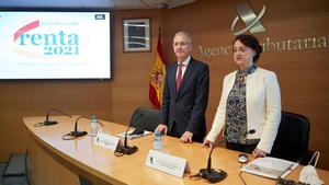 El director general de la Agencia Tributaria, Jesús Gascón, y la directora del departamento de Gestión, Rosa Prieto, durante la presentación de la campaña de IRPF 2021-2022, el pasado día 6, en Madrid.