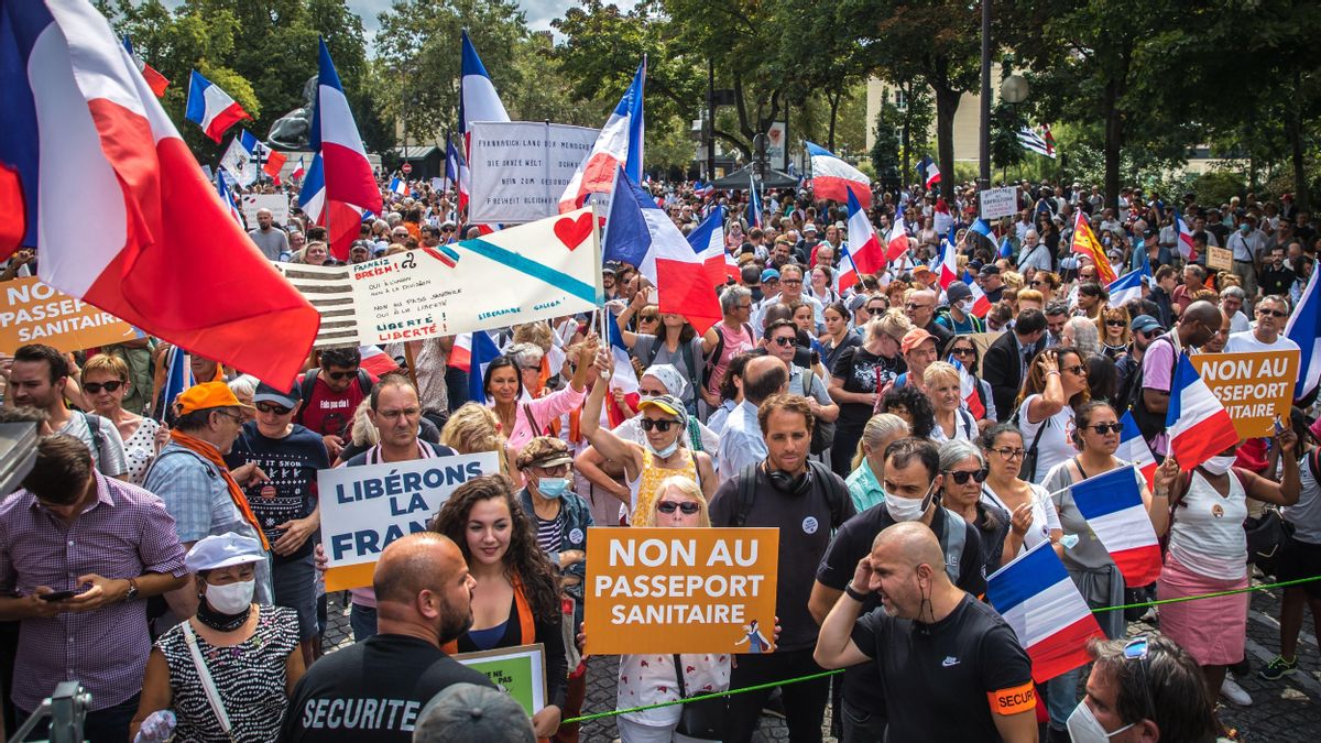 Right-wing party ’Les Patriotes’ lead an Anti Health pass demonstration in Paris Right-wing party ’Les Patriotes’ lead an Anti Health pass demonstration in Paris