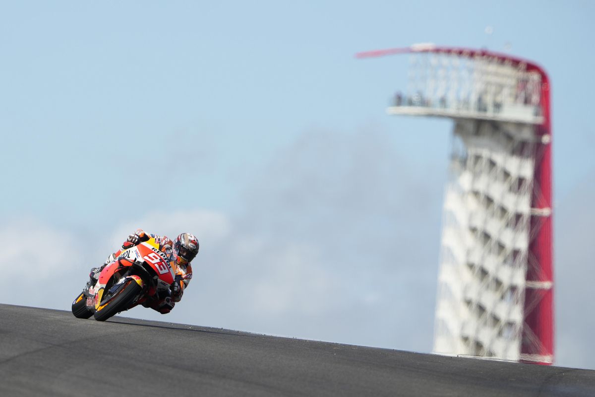 Marc Márquez (Honda), hoy, a su paso frente a la típica torre de Austin. Marc Márquez (Honda), hoy, a su paso frente a la típica torre de Austin.