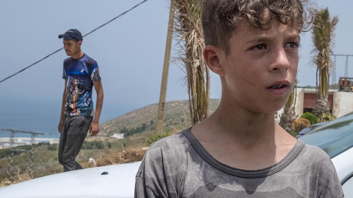 Mohamed es un niño de 14 años que lleva tres días en el puerto de Tánger esperando para colarse en el motor de un camión para llegar a Barcelona.