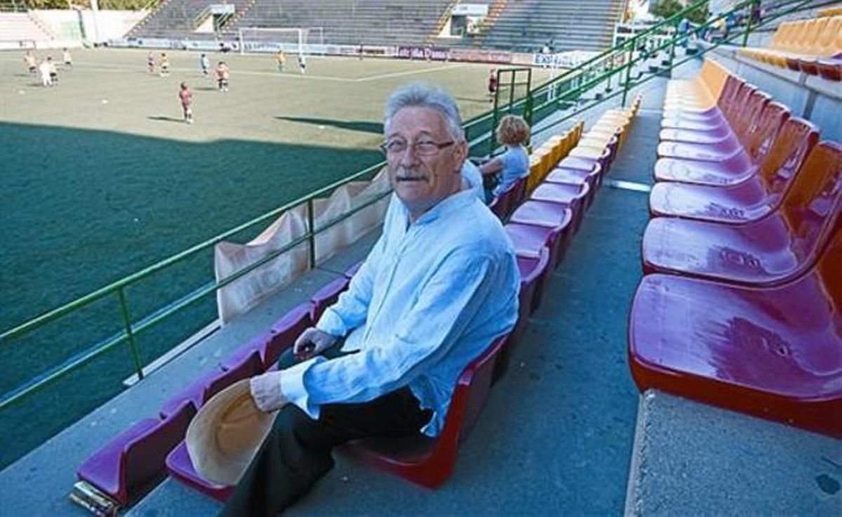 UE Sant AndreuHistòria d¿un devot seguidorEL SEU PARE ESTAVA A LA JUNTA, I L¿ACTOR, AMB POC MÉS DE 20 ANYS, JA SENTIA UNA GRAN PASSIÓ PEL FUTBOL UE Sant AndreuHistòria d¿un devot seguidorEL SEU PARE ESTAVA A LA JUNTA, I L¿ACTOR, AMB POC MÉS DE 20 ANYS, JA SENTIA UNA GRAN PASSIÓ PEL FUTBOL