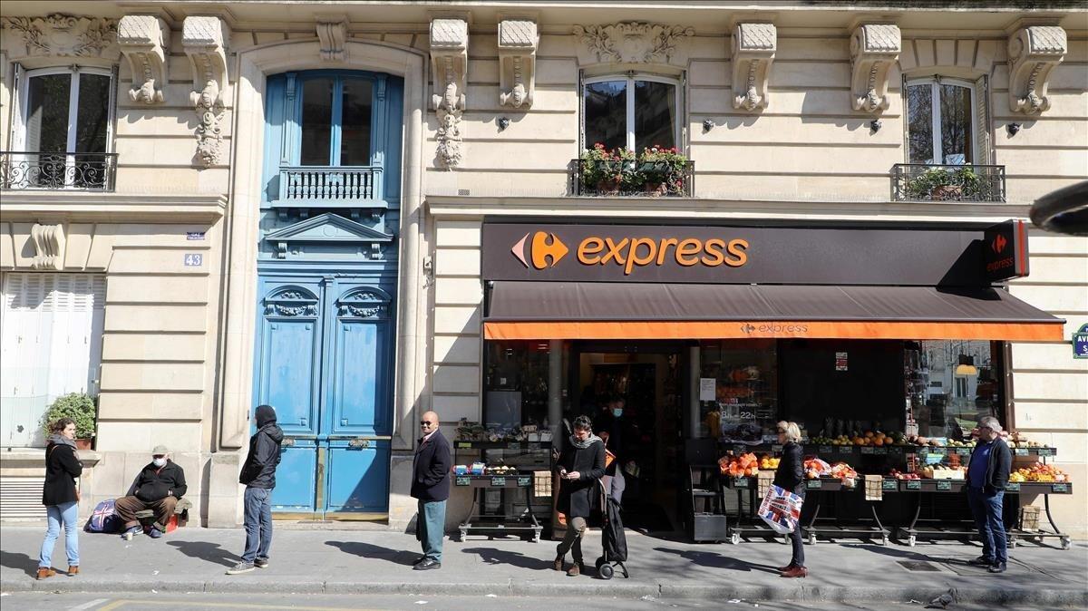 Cola para entrar en un supermercado de París. Cola para entrar en un supermercado de París.