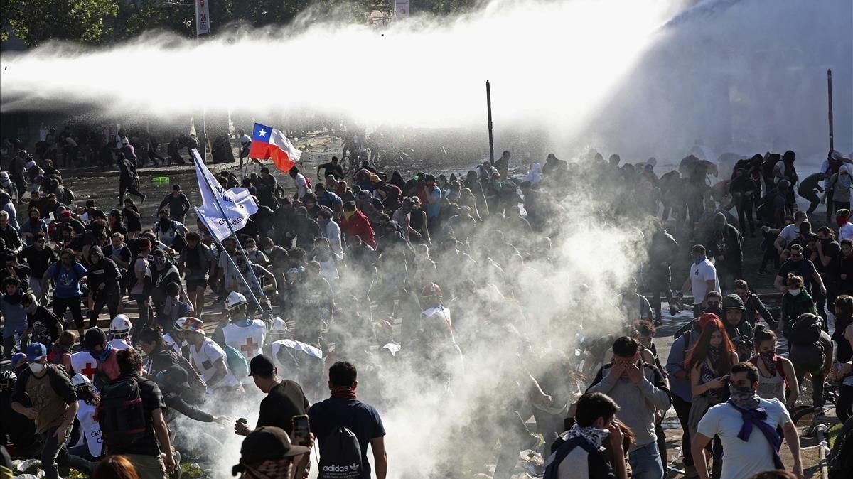Enfrentamientos entre manifestantes y policías en Santiago de Chile. Enfrentamientos entre manifestantes y policías en Santiago de Chile.