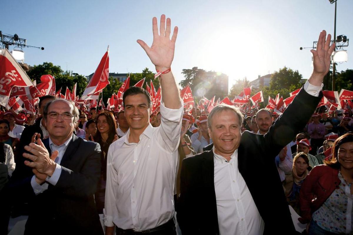 Pedro Sánchez, flanqueado por los candidatos socialistas a la Comunidad y al Ayuntamiento de Madrid en 2015, Ángel Gabilondo (i) y Antonio Miguel Carmona (d), en el mitin de cierre de campaña que los socialistas celebraron el 22 de mayo de aquel año en el Parque de Berlín de la capital.