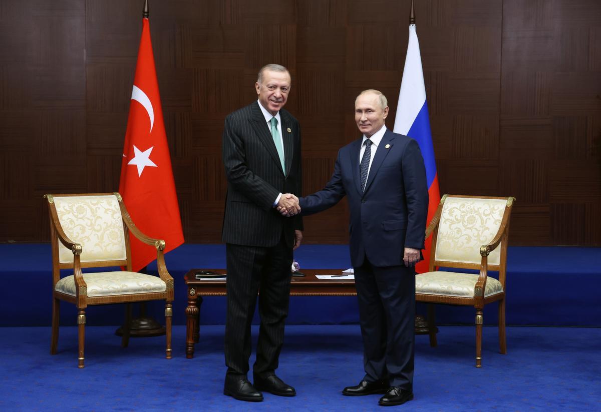 El presidente turco Recep Tayyip Erdogan, junto a su homólogo ruso, Vladímir Putin, el 13 de octubre de 2022. El presidente turco Recep Tayyip Erdogan, junto a su homólogo ruso, Vladímir Putin, el 13 de octubre de 2022.