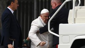 Pope Francis is helped get up the popemobile car as he leaves on March 29, 2023 at the end of the weekly general audience at St. Peters square in The Vatican. - Pope Francis has been at the Gemelli Hospital in Rome since the afternoon of March 29, 2023 for some previously scheduled check-ups, the Holy See press director said. (Photo by Vincenzo PINTO / AFP)