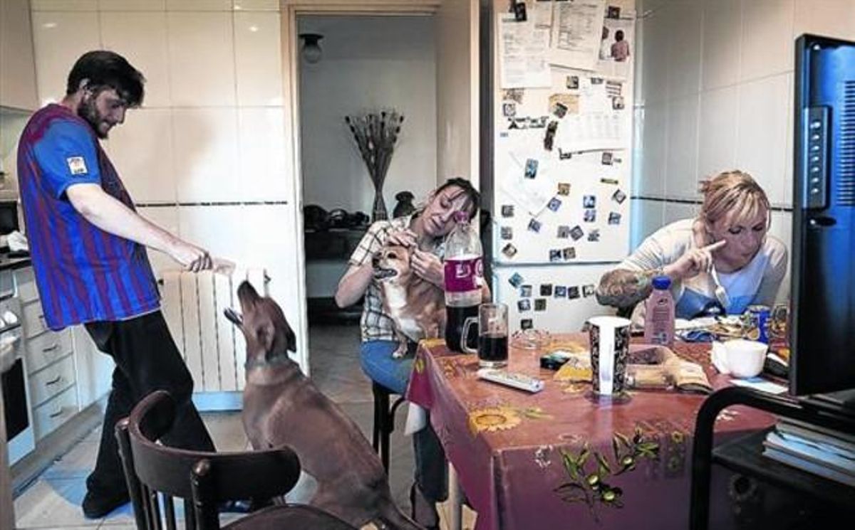 ENTORNO. Zenia, en casa de su amiga Yolanda, con Roger, su hijo mayor. Asegura que, cuando anunció que iba a empezar un proceso de transición, sus allegados fueron receptivos. ENTORNO. Zenia, en casa de su amiga Yolanda, con Roger, su hijo mayor. Asegura que, cuando anunció que iba a empezar un proceso de transición, sus allegados fueron receptivos.