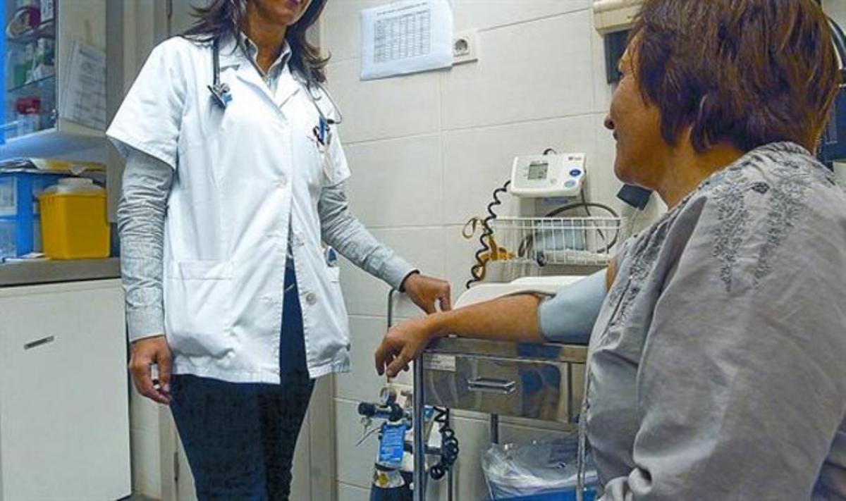 Una médico de familia visita a una paciente en el CAP de La Sagrera, en Barcelona.