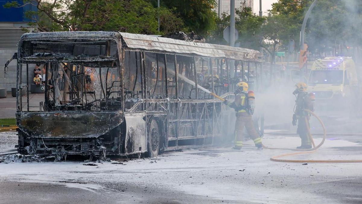 Incendiado un bus a la altura del Gran Via 2 tras notificarse una avería