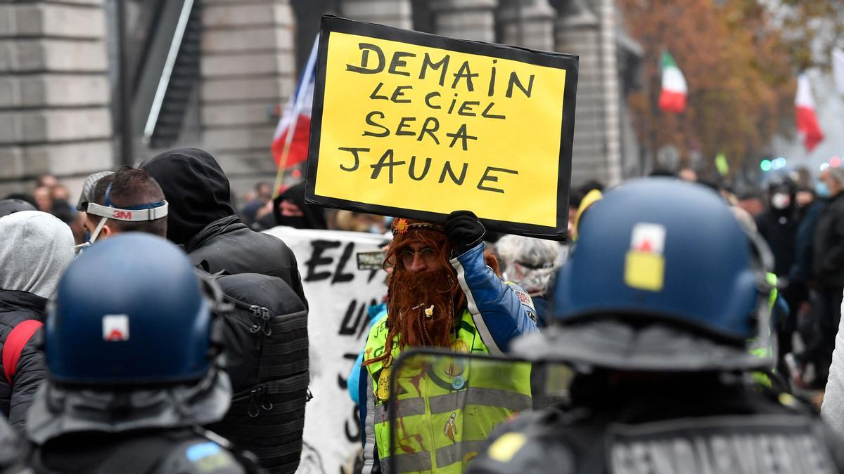 Un manifestantes este sábado en París con un cartel en el que hay escrito Mañana el cielo será amarillo. 