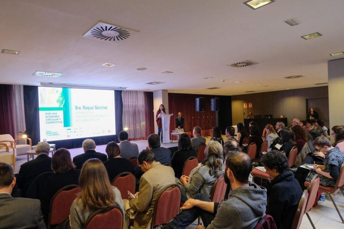 La Alcaldesa de Gavá presentando la II Jornada Por una Economía Circular y Competitiva en 2019 La Alcaldesa de Gavá presentando la II Jornada Por una Economía Circular y Competitiva en 2019