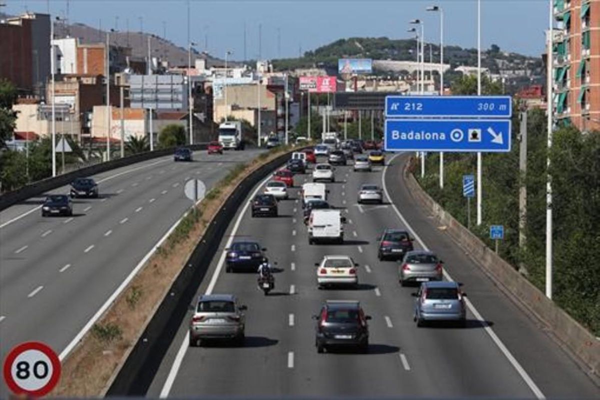 Tráfico denso en la C-31 a su paso por Badalona, ayer, en sentido a Girona. Tráfico denso en la C-31 a su paso por Badalona, ayer, en sentido a Girona.