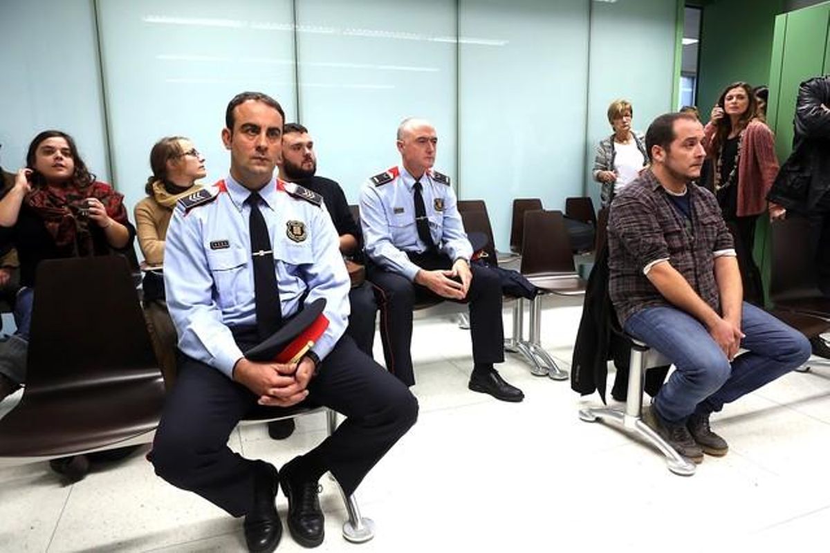 El subinspector de los Mossos Jordi Arasa y el diputado de la CUP David Fernàndez durante el juicio, en noviembre del 2013. El subinspector de los Mossos Jordi Arasa y el diputado de la CUP David Fernàndez durante el juicio, en noviembre del 2013.