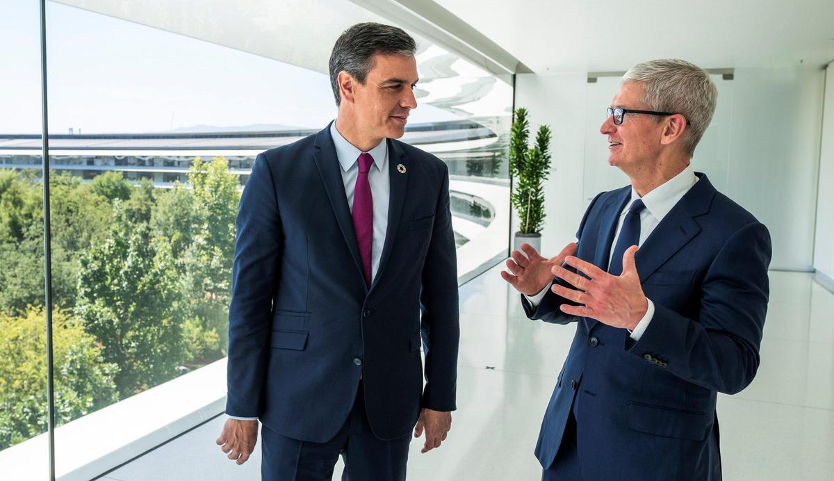 El presidente del Gobierno, Pedro Sánchez, con el CEO de Apple, Tim Cook, en la sede de la compañía, en Cupertino, El presidente del Gobierno, Pedro Sánchez, con el CEO de Apple, Tim Cook, en la sede de la compañía, en Cupertino,