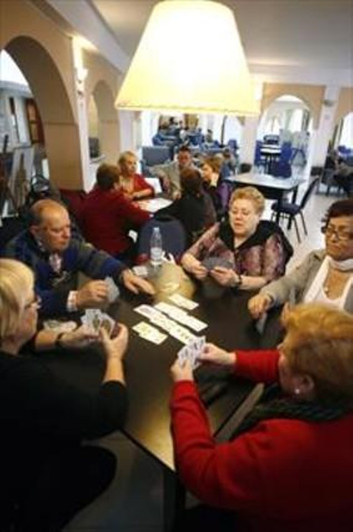 Turistas del Imserso juegan a cartas en un hotel de Lloret. Turistas del Imserso juegan a cartas en un hotel de Lloret.