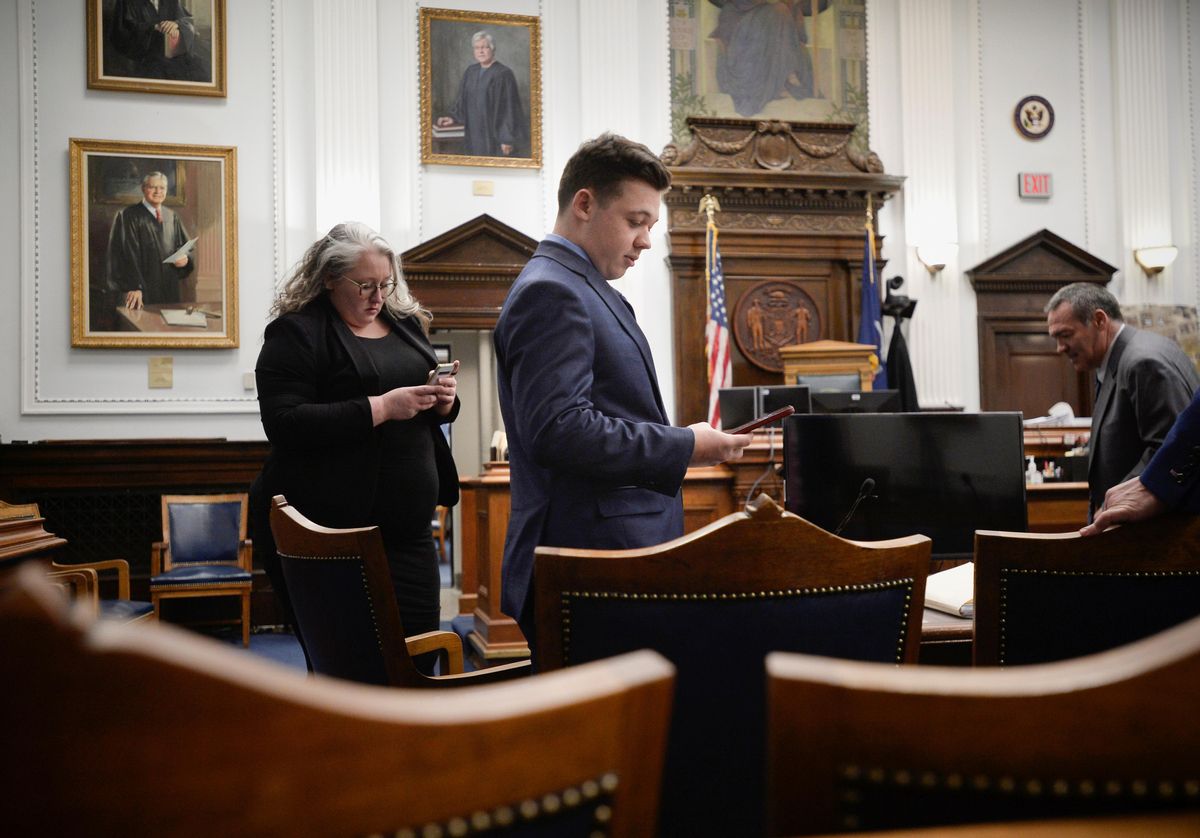 Kyle Rittenhouse consulta su móvil en el juicio, el pasado jueves, a la espera del veredicto del jurado. Kyle Rittenhouse consulta su móvil en el juicio, el pasado jueves, a la espera del veredicto del jurado.