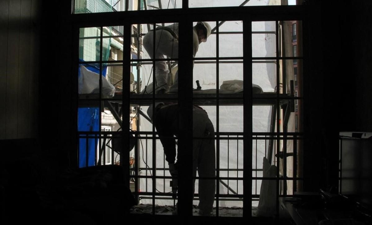 Trabajadores de la construcción en un andamio. Trabajadores de la construcción en un andamio.