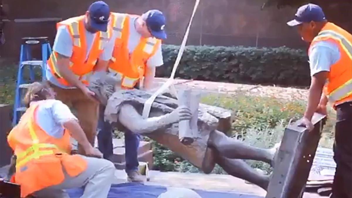 Operarios de Los Ángeles retiran la estatua de Colón.