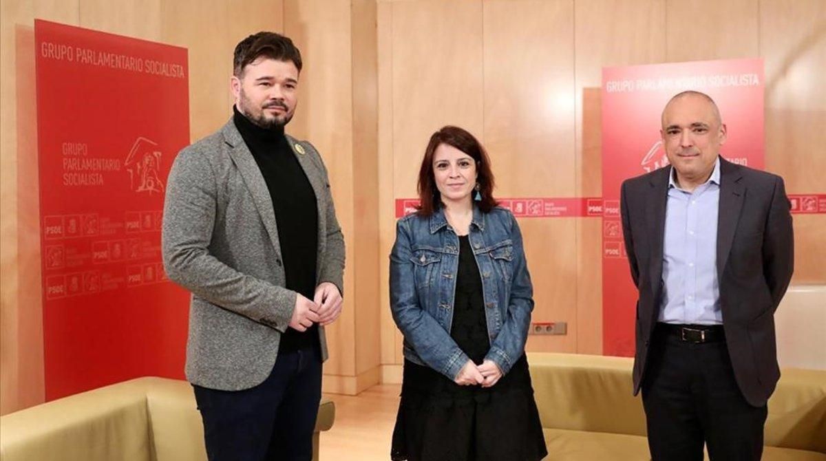 El republicano Gabriel Rufián y los socialistas Adriana Lastra y Rafael Simancas, el pasado martes en el Congreso. El republicano Gabriel Rufián y los socialistas Adriana Lastra y Rafael Simancas, el pasado martes en el Congreso.