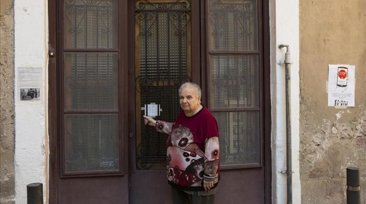 Flora Puig en su piso de la calle de Sant Bartomeu; en el Raval. Flora Puig en su piso de la calle de Sant Bartomeu; en el Raval.