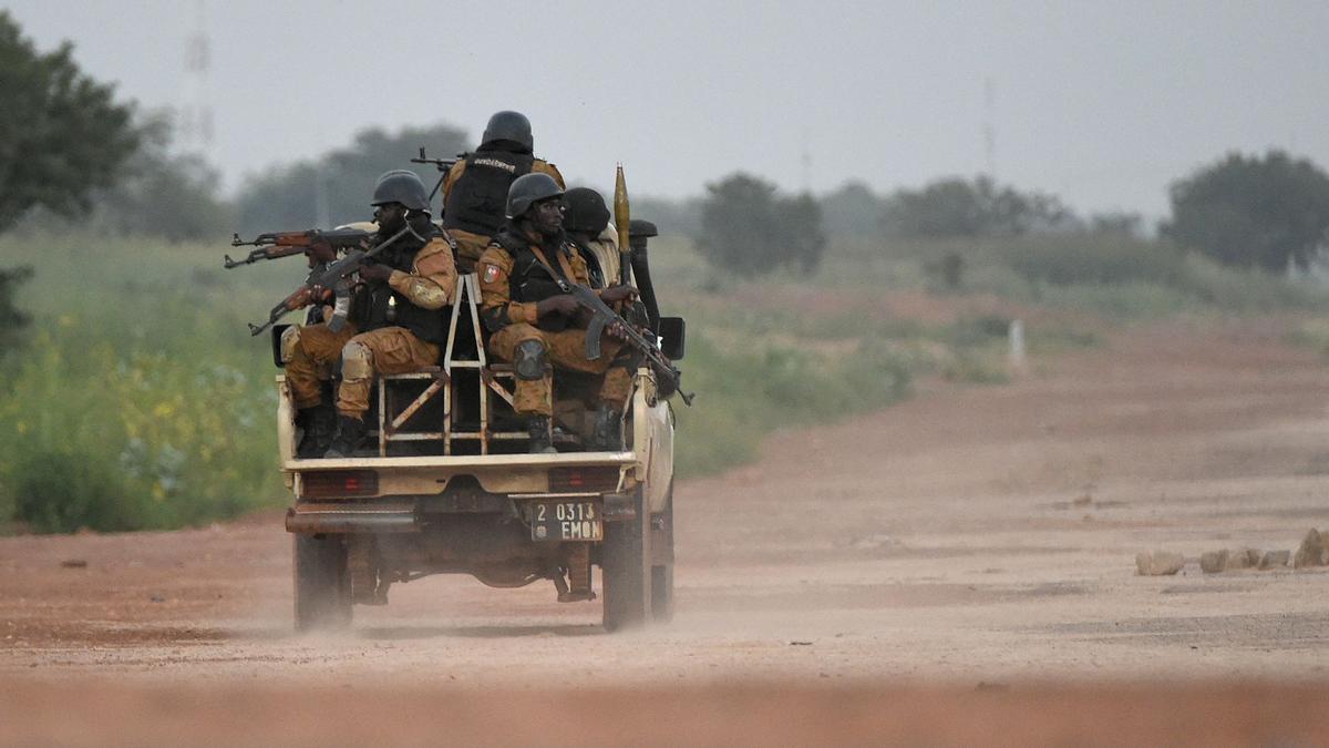 Patrulla de policías de Burkina Faso.