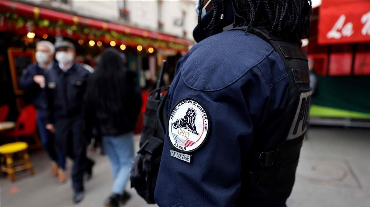 Un policía del cuerpo ’Grupo de Seguridad de Proximidad’, vigila este martes que se cumplan las nuevas medidas de prevención y resticciones para frenar la expalsión del covid-19 en París. Un policía del cuerpo ’Grupo de Seguridad de Proximidad’, vigila este martes que se cumplan las nuevas medidas de prevención y resticciones para frenar la expalsión del covid-19 en París.