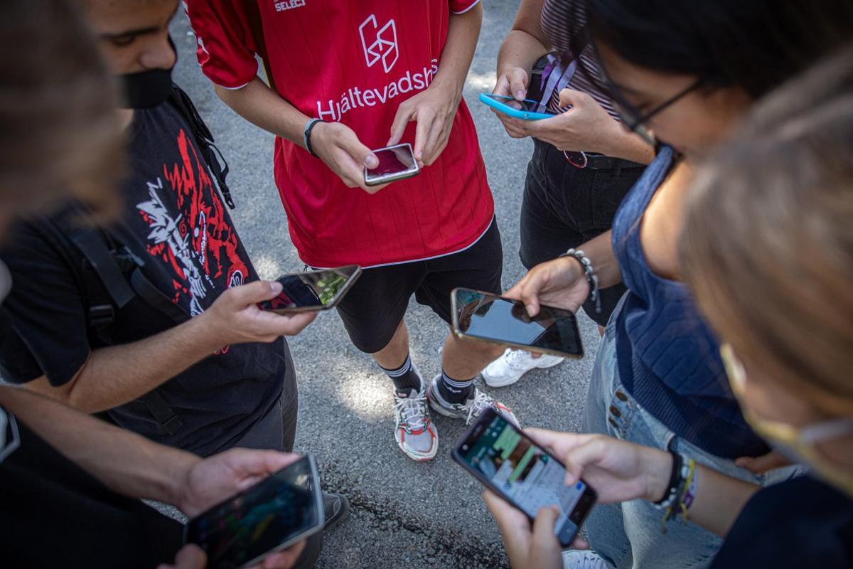 Un grupo de jóvenes mira sus móviles. Imagen de archivo.