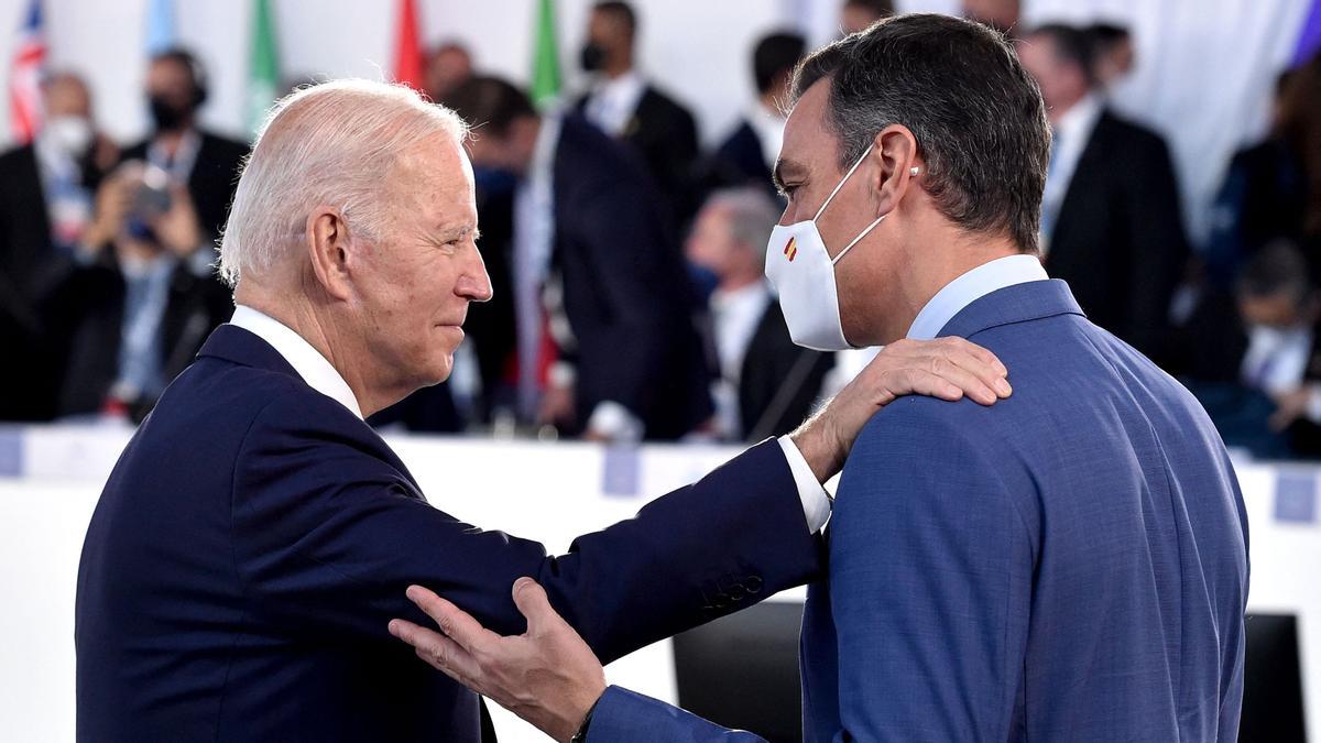 El presidente de EEUU, Joe Biden, saluda a Pedro Sánchez antes de la primera sesión plenaria del G20 en Roma.