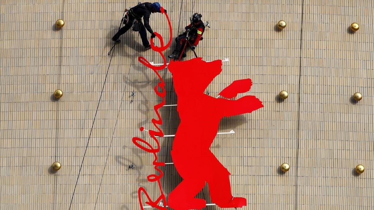 Unos operarios fijan el logo de la Berlinale en el cine Zoo Plast, una de las sedes del festival de Berlín, este miécoles. Unos operarios fijan el logo de la Berlinale en el cine Zoo Plast, una de las sedes del festival de Berlín, este miécoles.