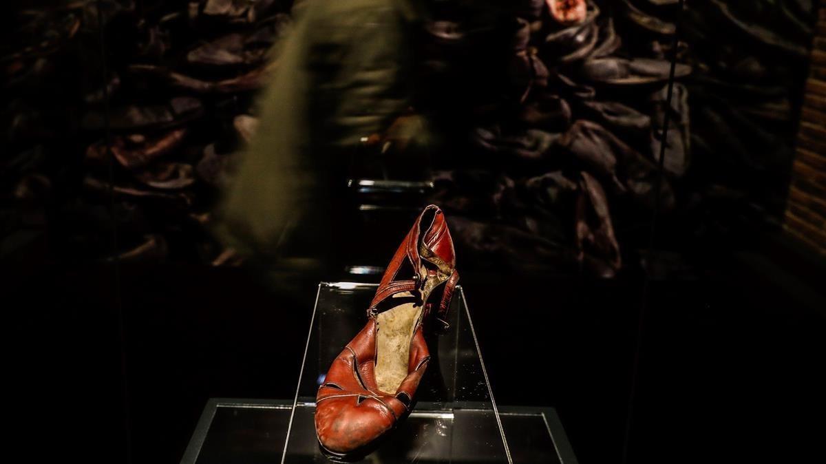Detalle de un zapato de mujer, en la exposición sobre ’Auschwitz’, en Madrid. 