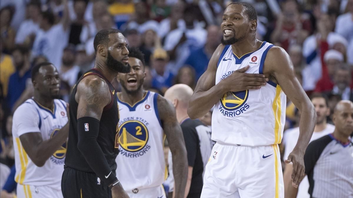 Kevin Durant celebra la victoria ante LeBron James. Kevin Durant celebra la victoria ante LeBron James.